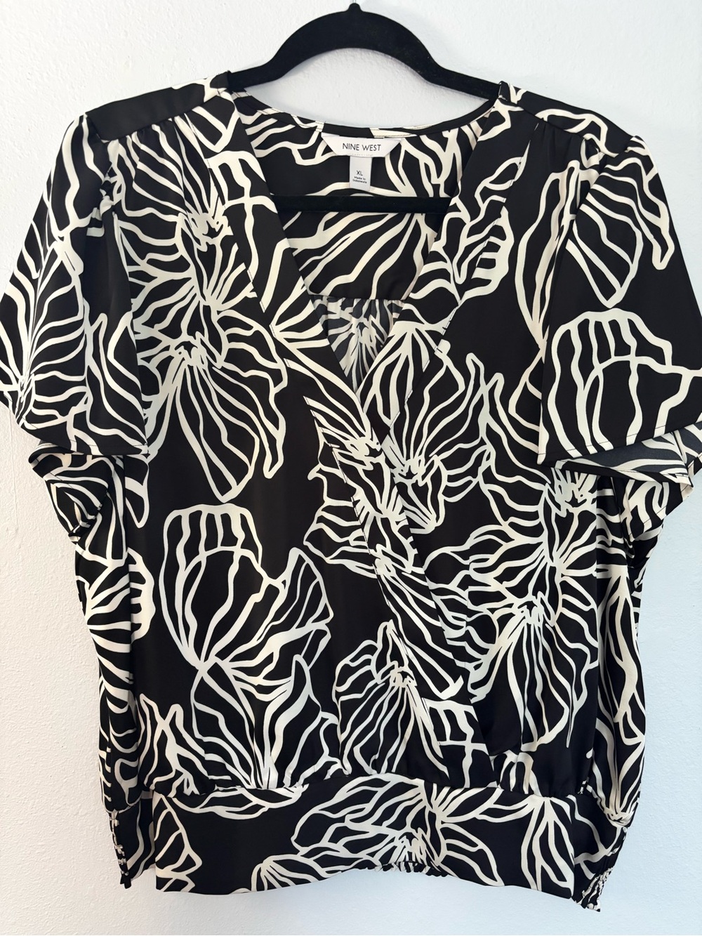 Nine West Black & Ivory Floral V-Neck Blouse